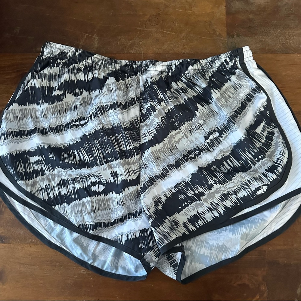 Nike Dri-fit Women's Black and White Patterned Shorts size XL